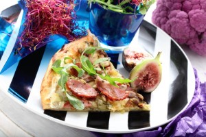 Pizza bianca z gruszką i kiełbasą suchą z szynki Madej Wróbel