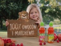 Kubuś prezentuje swoje soki 100% owoców i marchewki