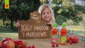 Kubuś prezentuje swoje soki 100% owoców i marchewki